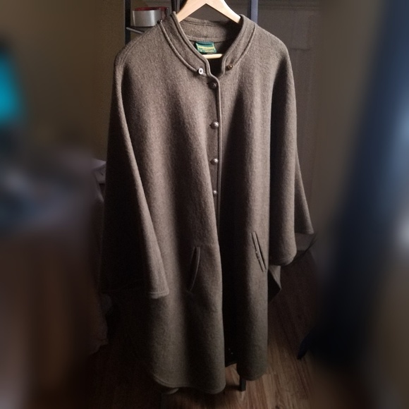 Geiger Boiled Wool Cedar Green Cape with Fur - Picture 3 of 8